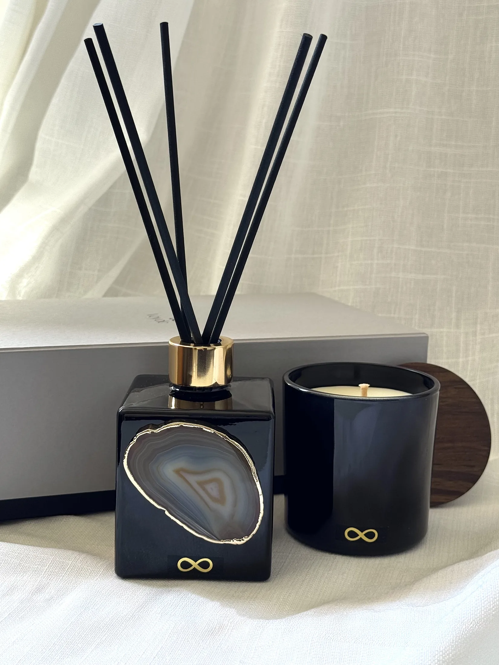 Conjunto Agate Voyde Wellbeing com difusor de varetas e vela botânica