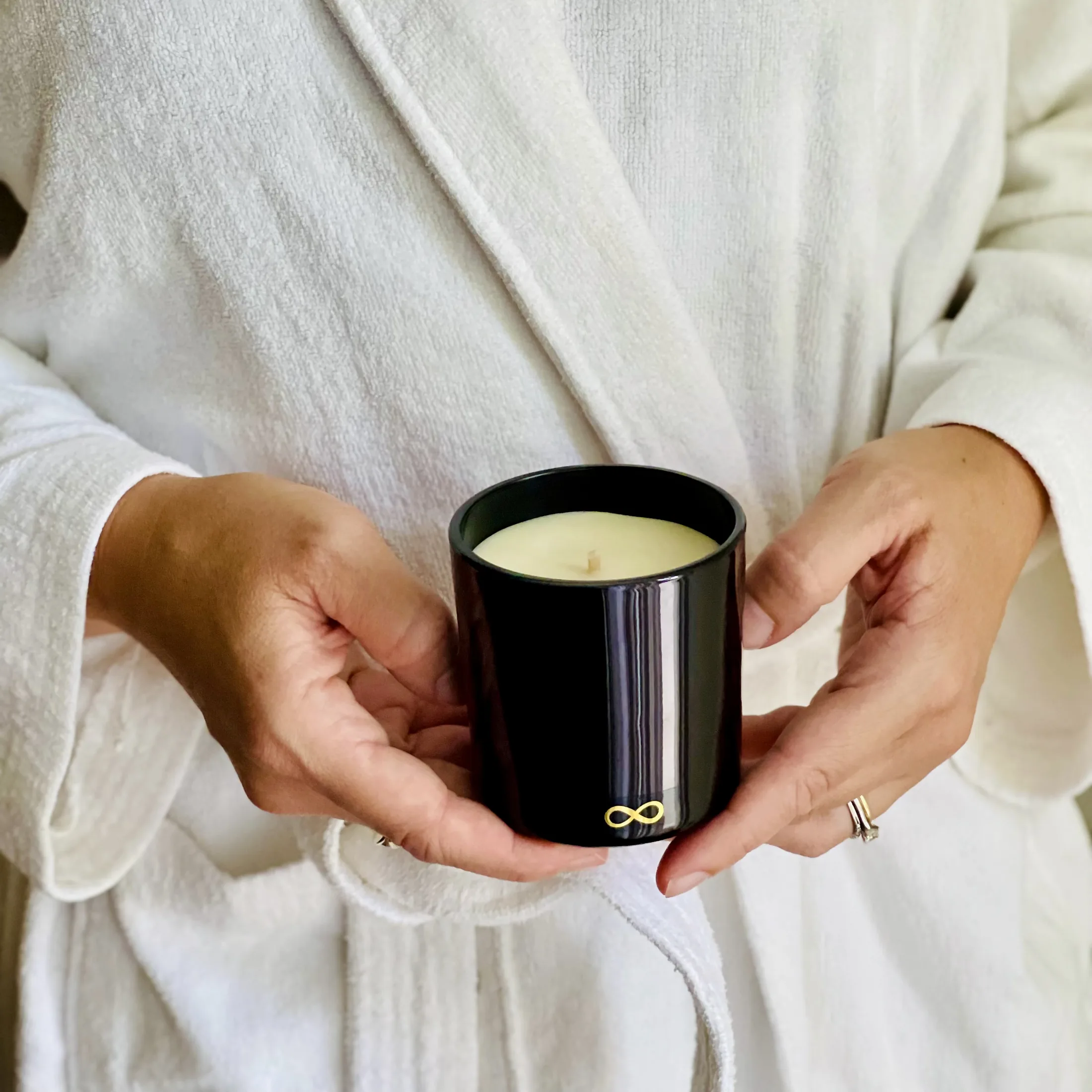 Vela botânica Voyde Wellbeing nas mãos