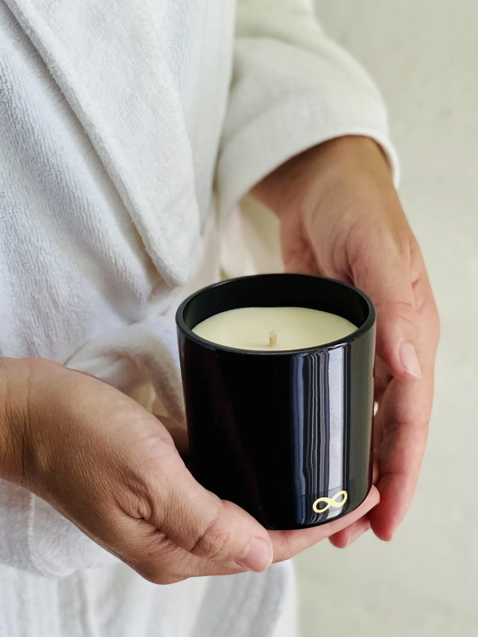 Vela botânica Love da Voyde Wellbeing nas mãos
