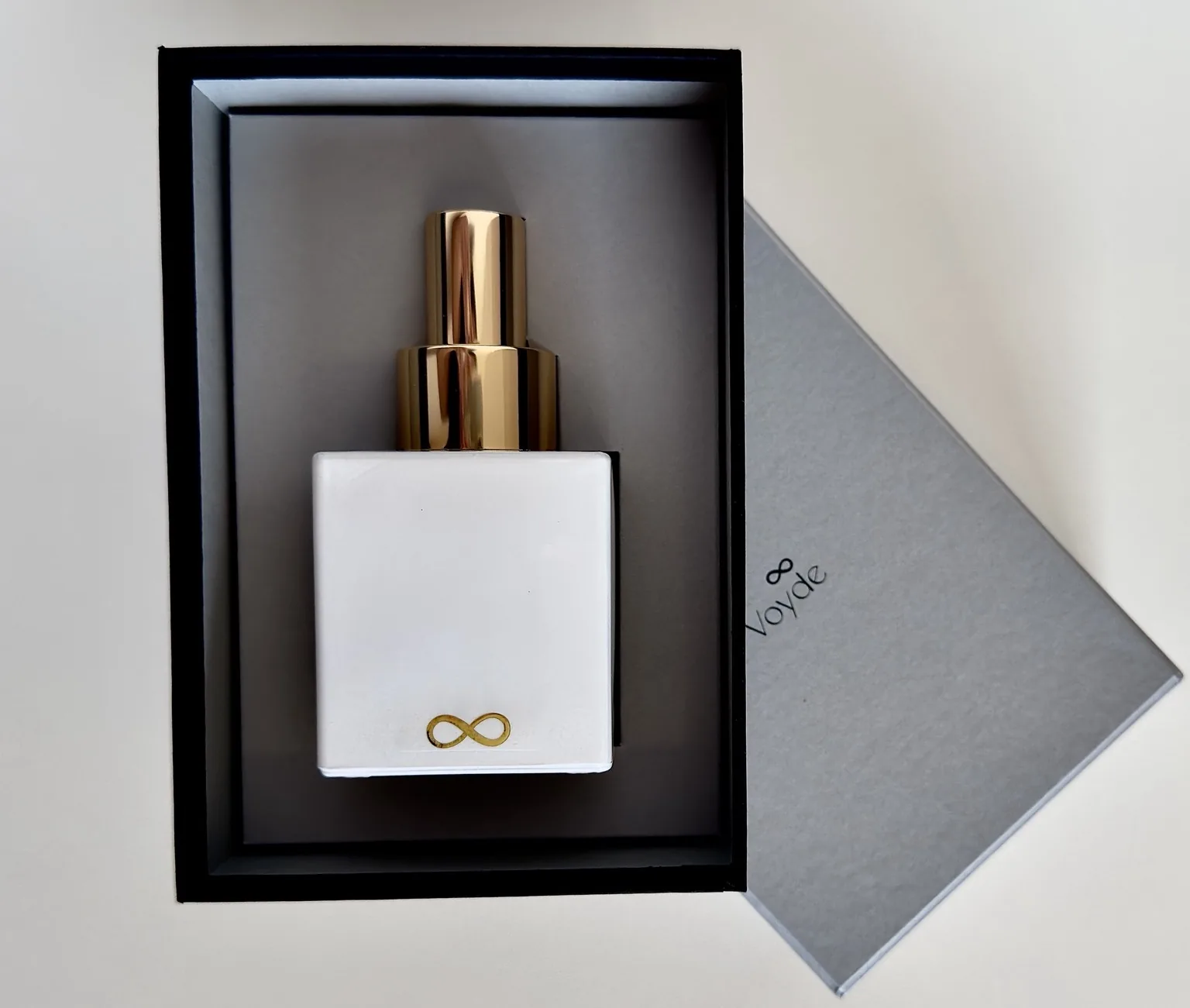 Dream Pillow Mist da Voyde Wellbeing in its presentation box