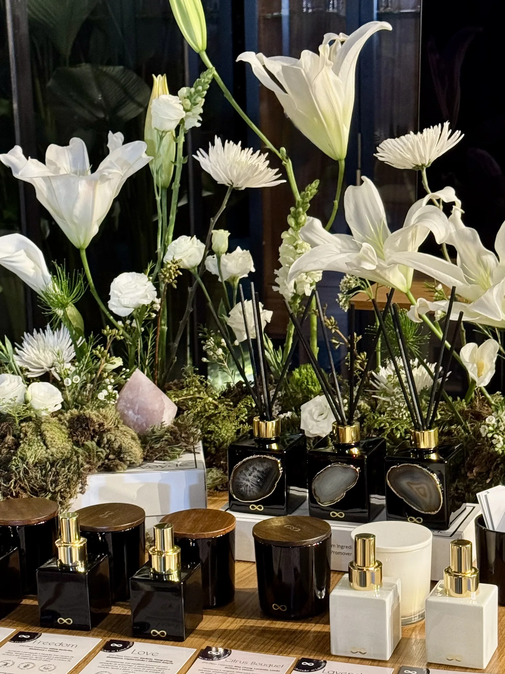 Velas botânicas Voyde Wellbeing em um ambiente cuidadosamente composto